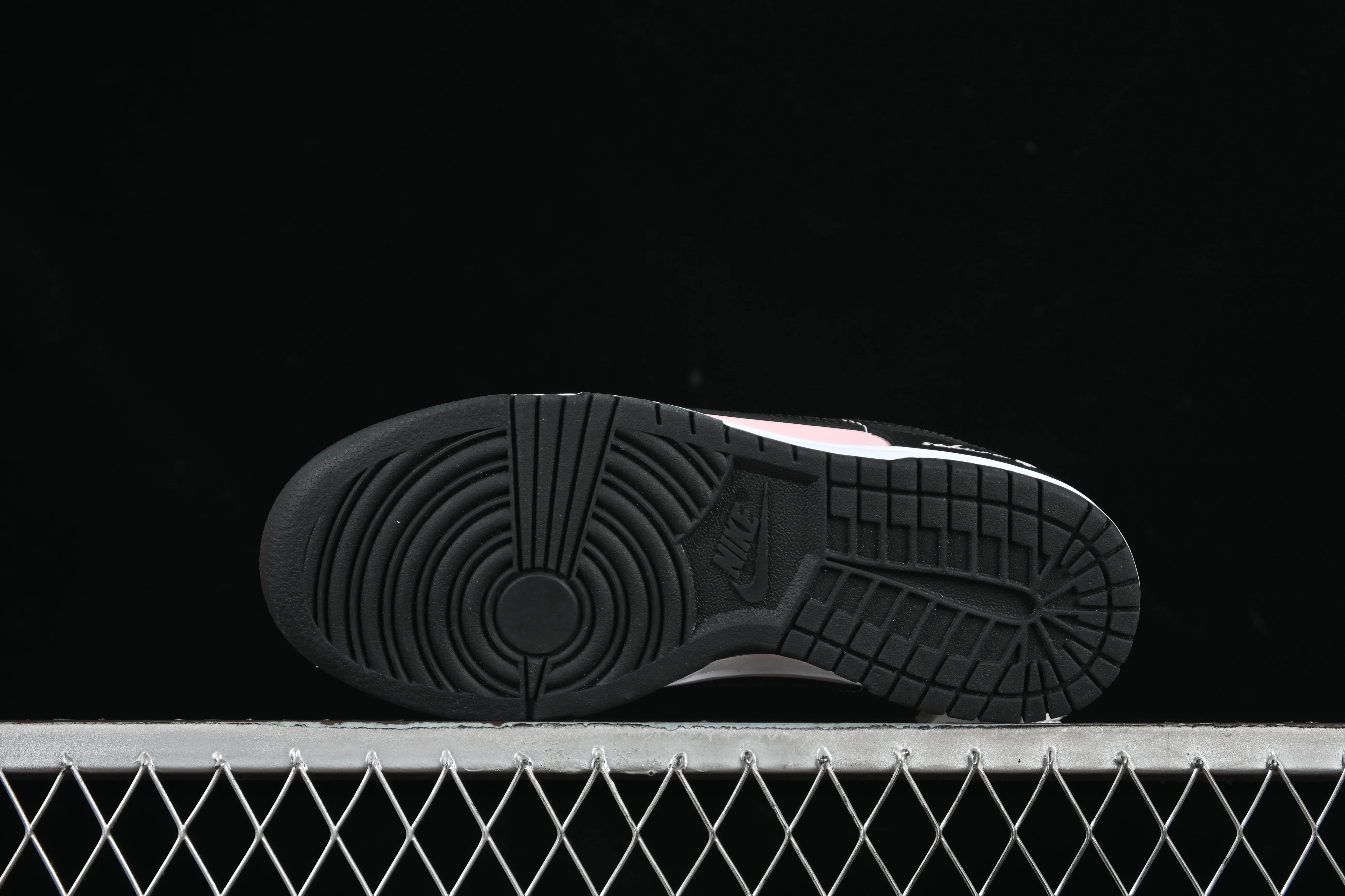 All categories Nk SB Dunk series Nk SB Dunk Low low-top sneakers Nike SB Dunk Low black and pink low-top casual sneakers CW1590-100